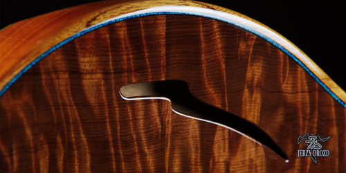 JERZY DROZD Deserto Rosso f hole and turquoise purfling view