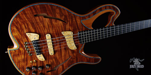 JERZY DROZD Deserto Rosso close view of the bass guitar body