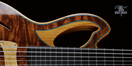 JERZY DROZD Deserto Rosso view of upper horn and turquoise purfling